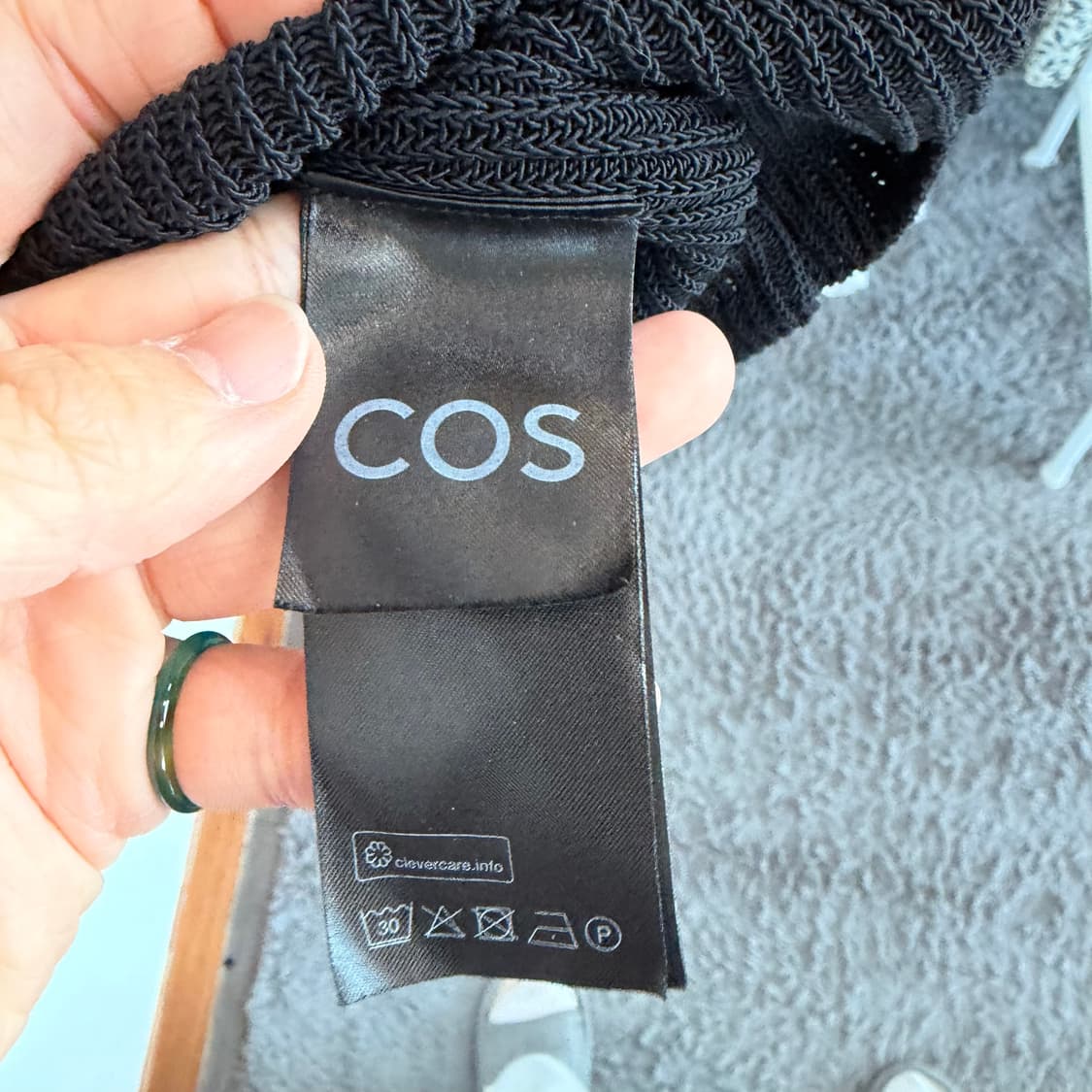 COS 코스 블랙 V넥 니트 조끼 상품이미지5