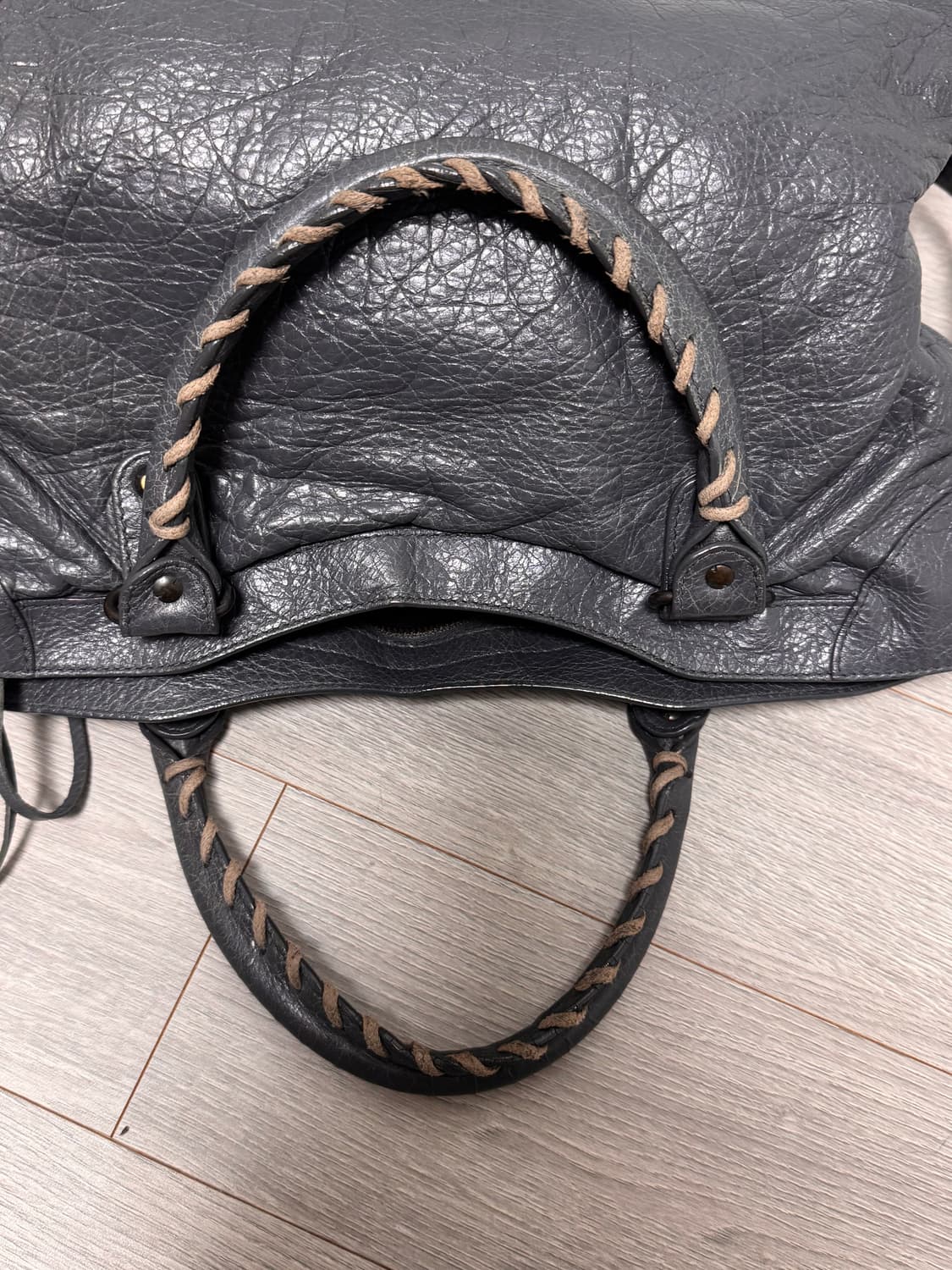 Balenciaga 시티백 모터백 차콜 미디움 상태A 보증서o 상품이미지3