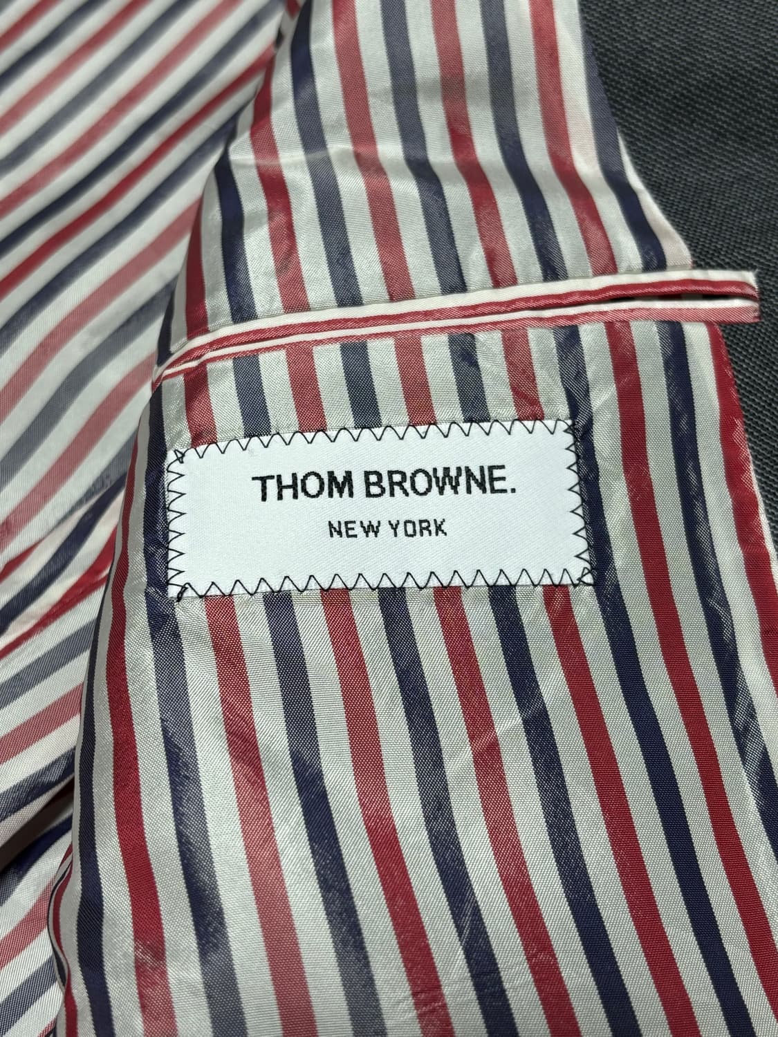 톰브라운 사선완장 블레이저 그레이 [3] 상품이미지4