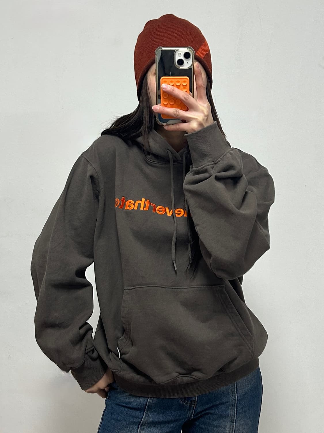 디스이즈네버댓 자수로고 다크브라운 후드티 상품이미지1