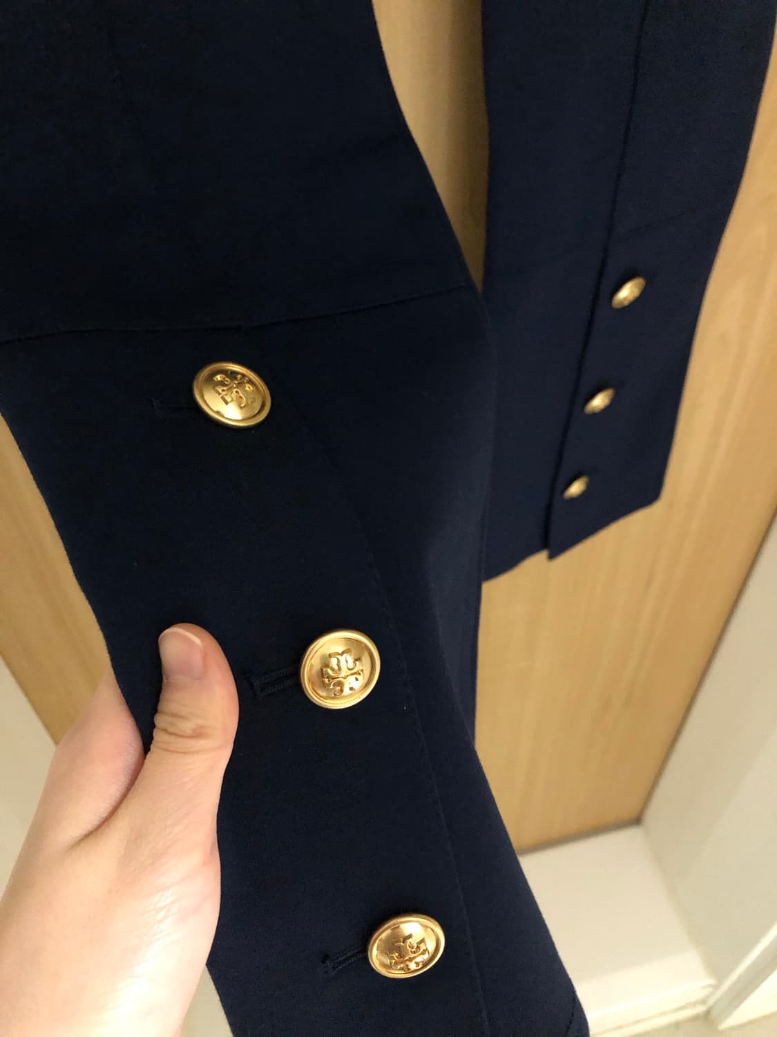 토리버치 골드 버튼 네이비 부츠컷 슬랙스 상품이미지3