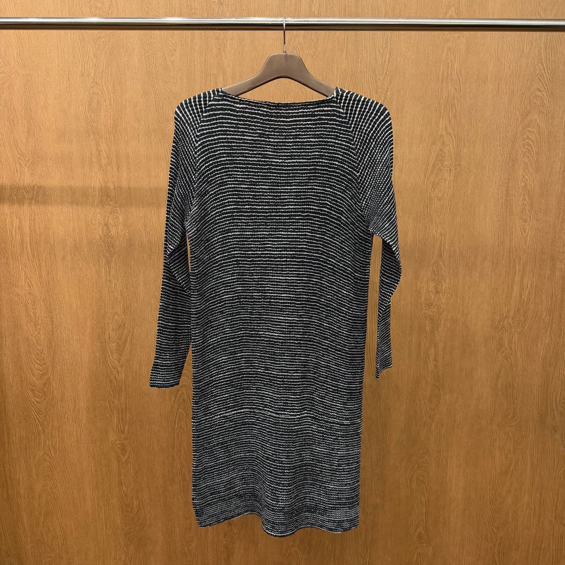 스피치오 플리츠 롱 원피스 스트라이프 패턴 라운드넥 디테일 루즈핏 블랙 상품이미지3