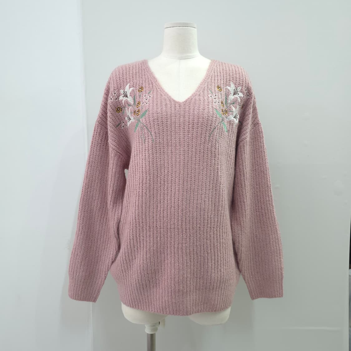 INGNI 플라워 자수 브이넥 루즈 니트 상품이미지1