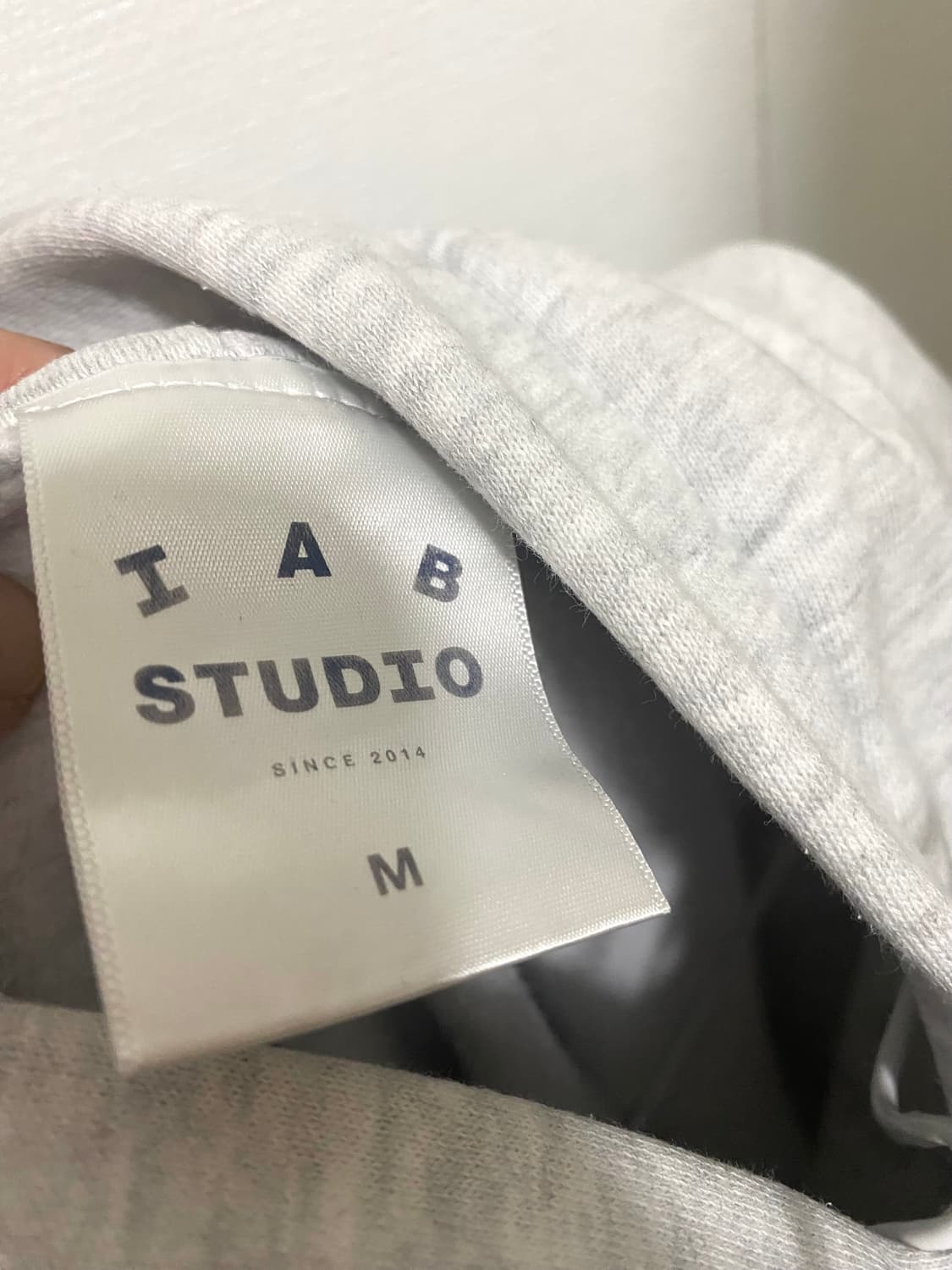 IAB STUDIO 그레이 색상 후드티 상품이미지6