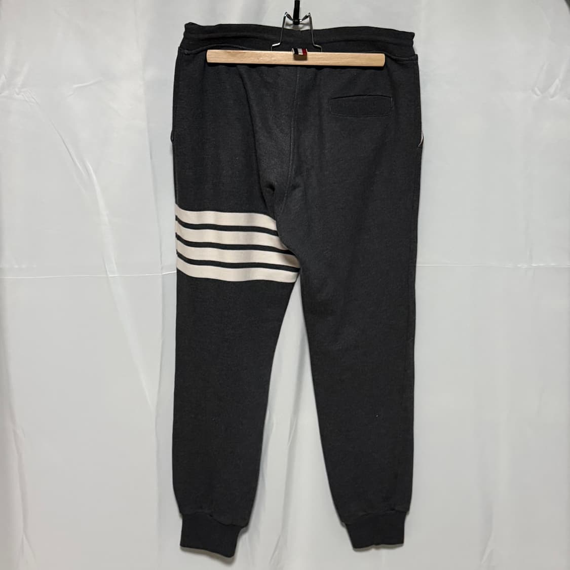 [S+급/1] 톰브라운 사선완장 트레이닝 조거팬츠 바지 다크그레이 상품이미지4