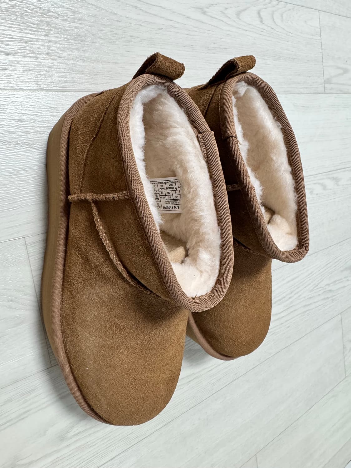 어그 스웨이드 레더 미니 플랫폼 부츠 체스넛 / 1135092CHE 상품이미지4