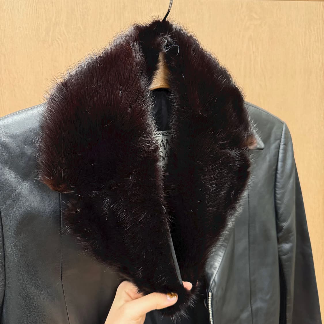 베르사체 슬림핏 레더 자켓 테일러드 카라 퍼 탈부착 포켓 디테일 블랙 상품이미지7