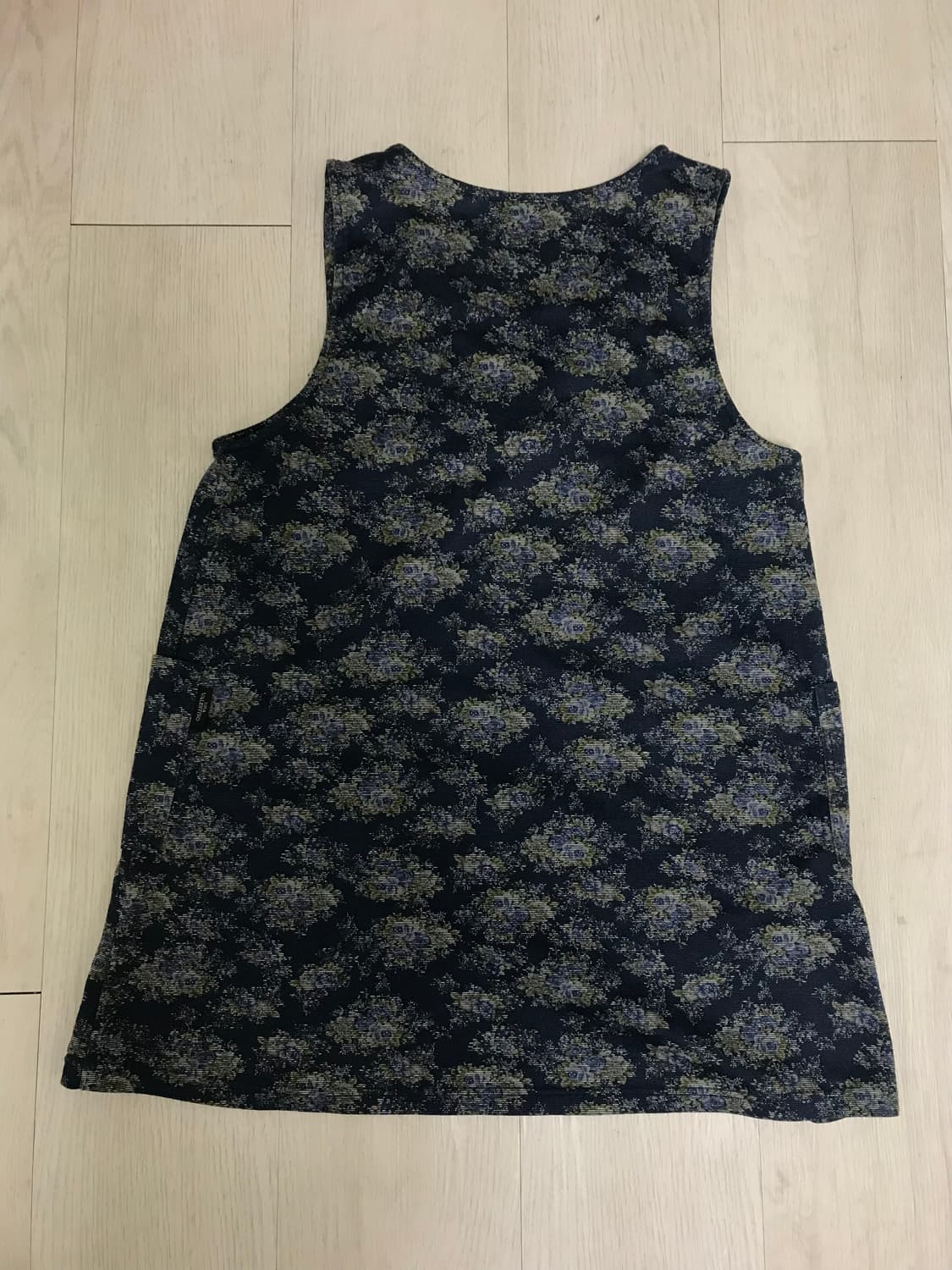 네이비 꽃무늬 라운드 나시 원피스 Navy floral one-piece 상품이미지5