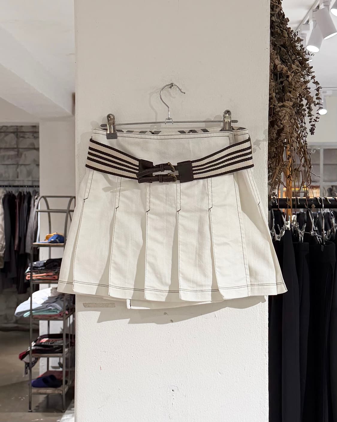 버버리 블루라벨 화이트 벨티드 플리츠 랩 미니 스커트 상품이미지1