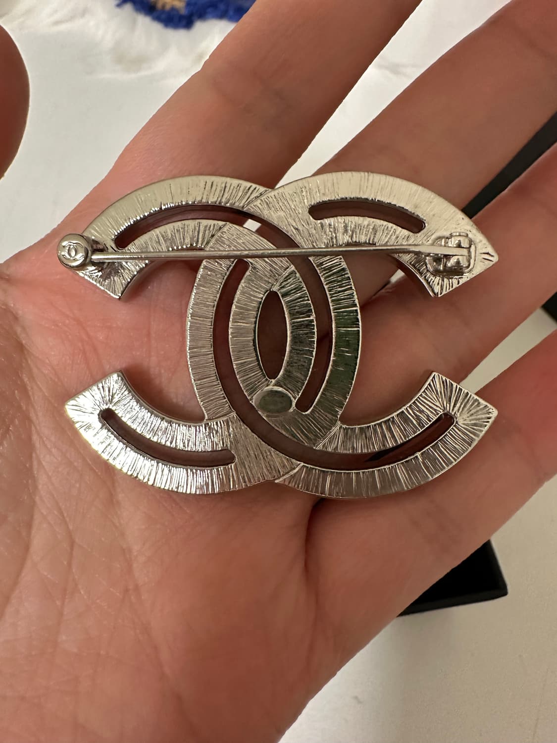 22년도 샤넬 크리스탈 cc로고 브로치 상품이미지3