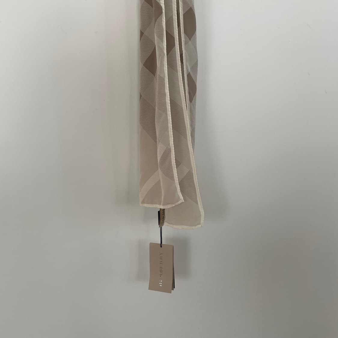 새상품 버버리 체크 실크 스카프  상품이미지4