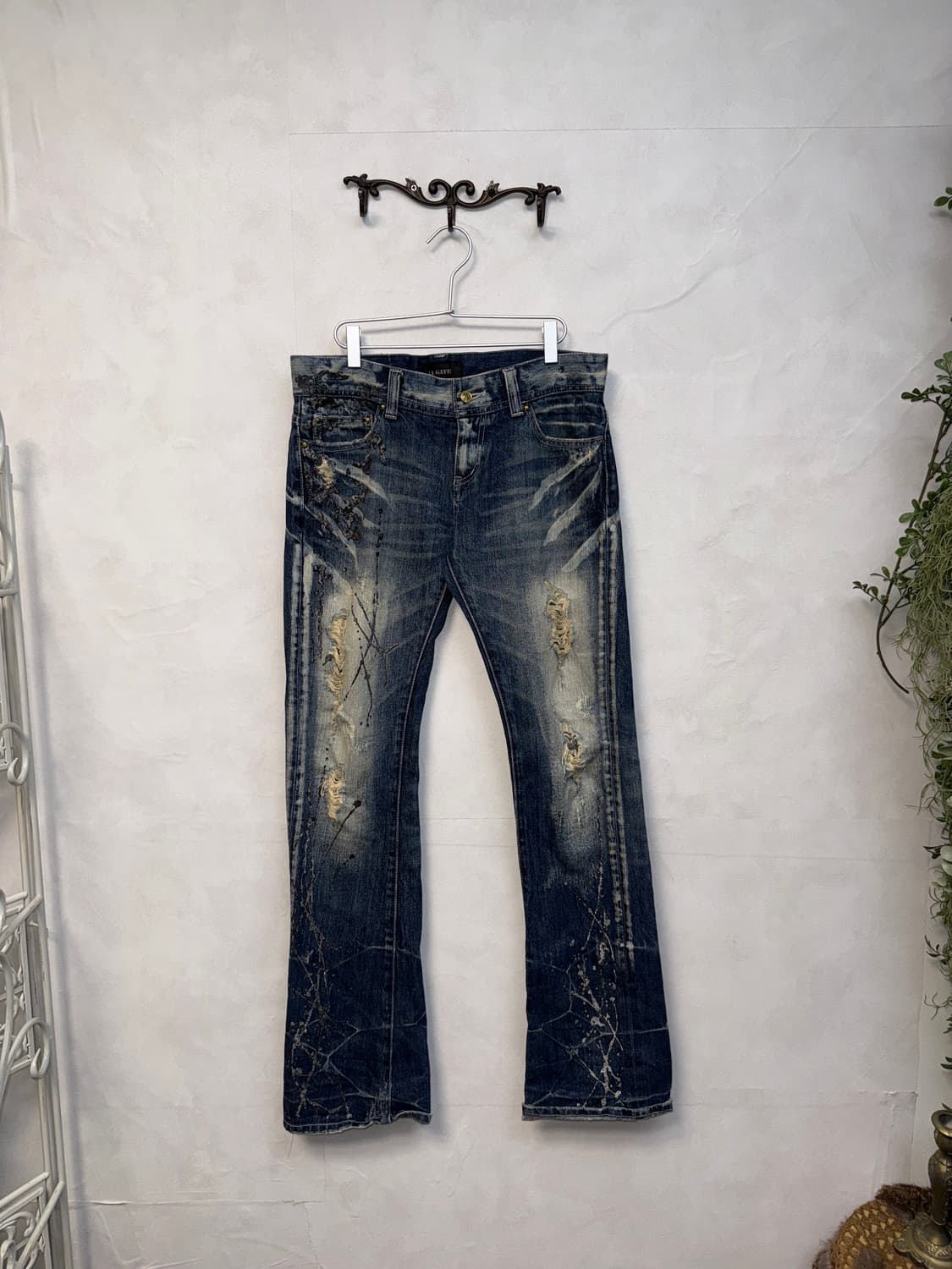 Washing denim destroyed painted 세미 부트컷팬츠 상품이미지1