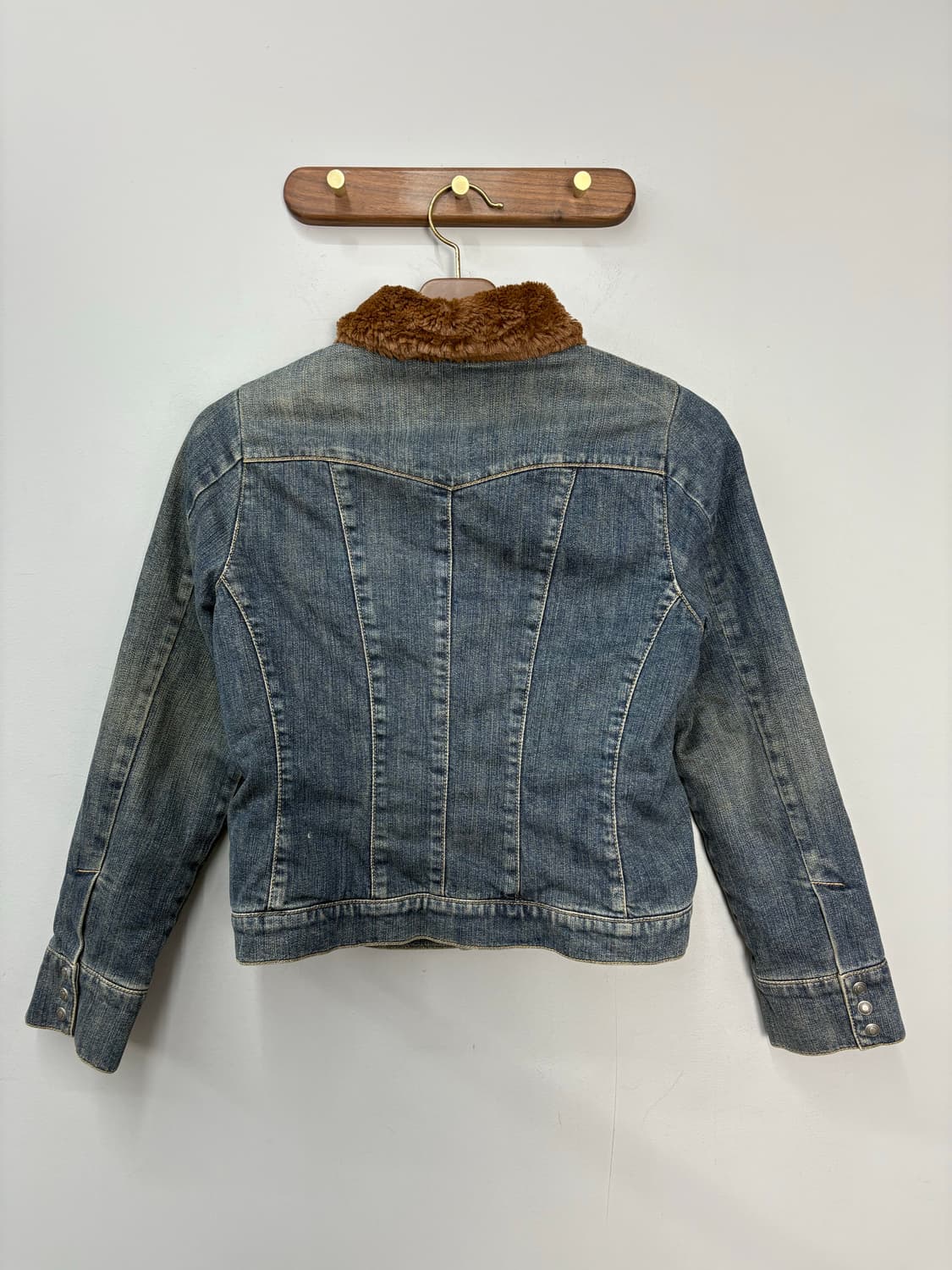 시그니처 브라운퍼 워시드 데님 트러커 자켓 A3196 상품이미지5