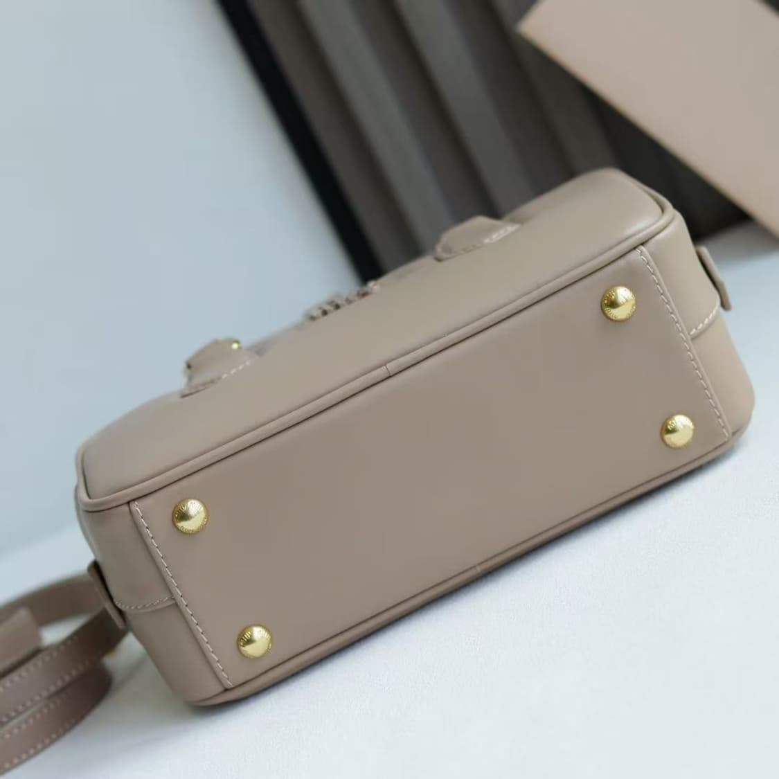 미우 미우 아르카디 레더 미니백 초크 화이트 상품이미지6