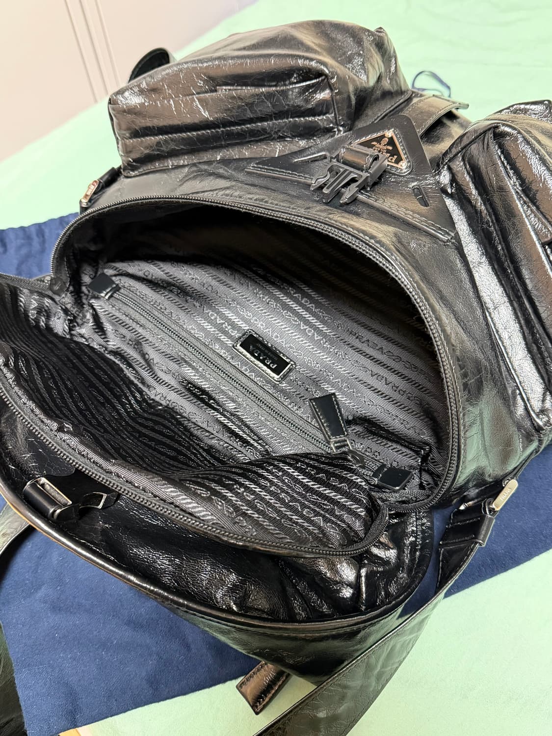 프라다 남성 가죽 크로스백 숄더백 블랙 팝니다 상품이미지4