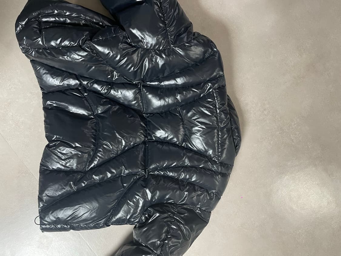 인사일런스 유광 숏패딩 판매합니다 상품이미지2