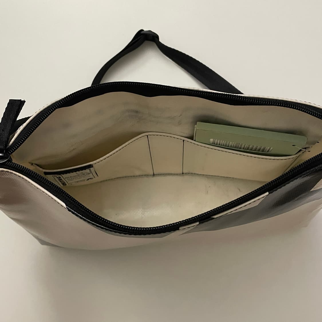 프라이탁 루 LOU 화이트블랙 상품이미지3