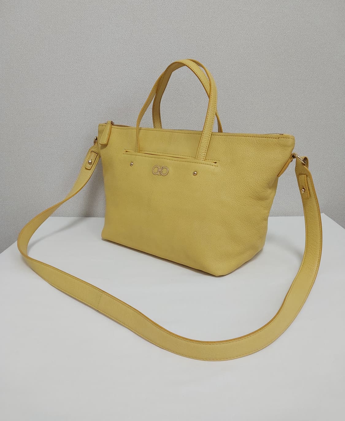 살바토레 페라가모 옐로우 미카 레더 토트 숄더백
(정품) 상품이미지5