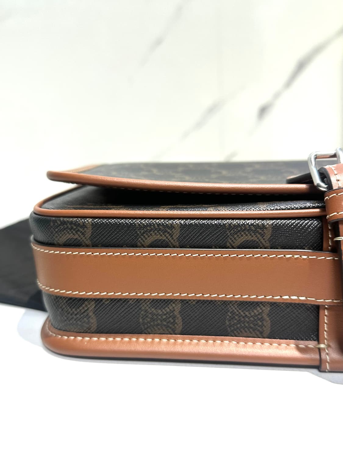 [새상품급 정품] 셀린느 폴코 메신저백 25년SS 상품이미지6