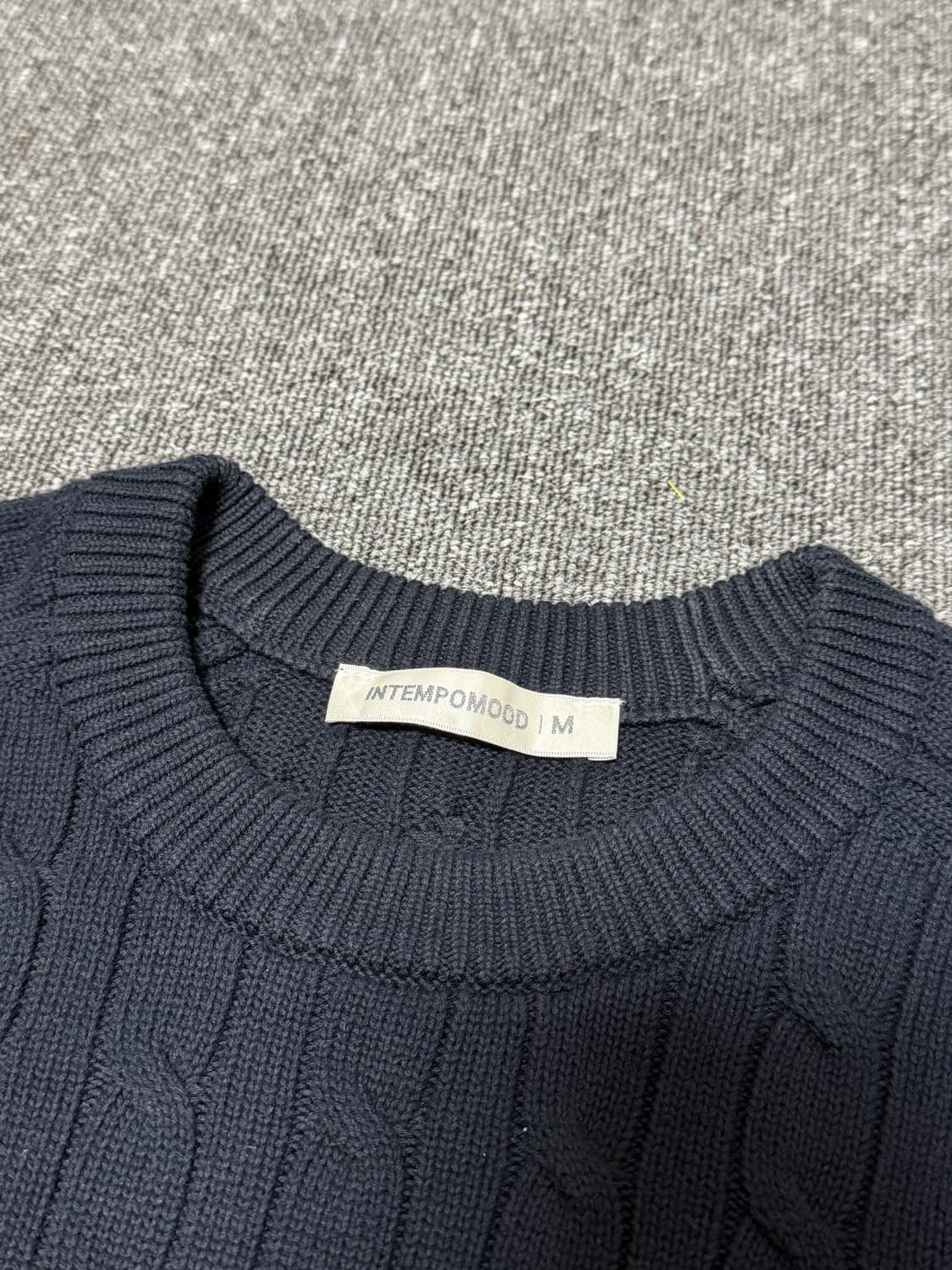 인템포무드 스탠다드 래글런 케이블 니트 네이비 상품이미지2