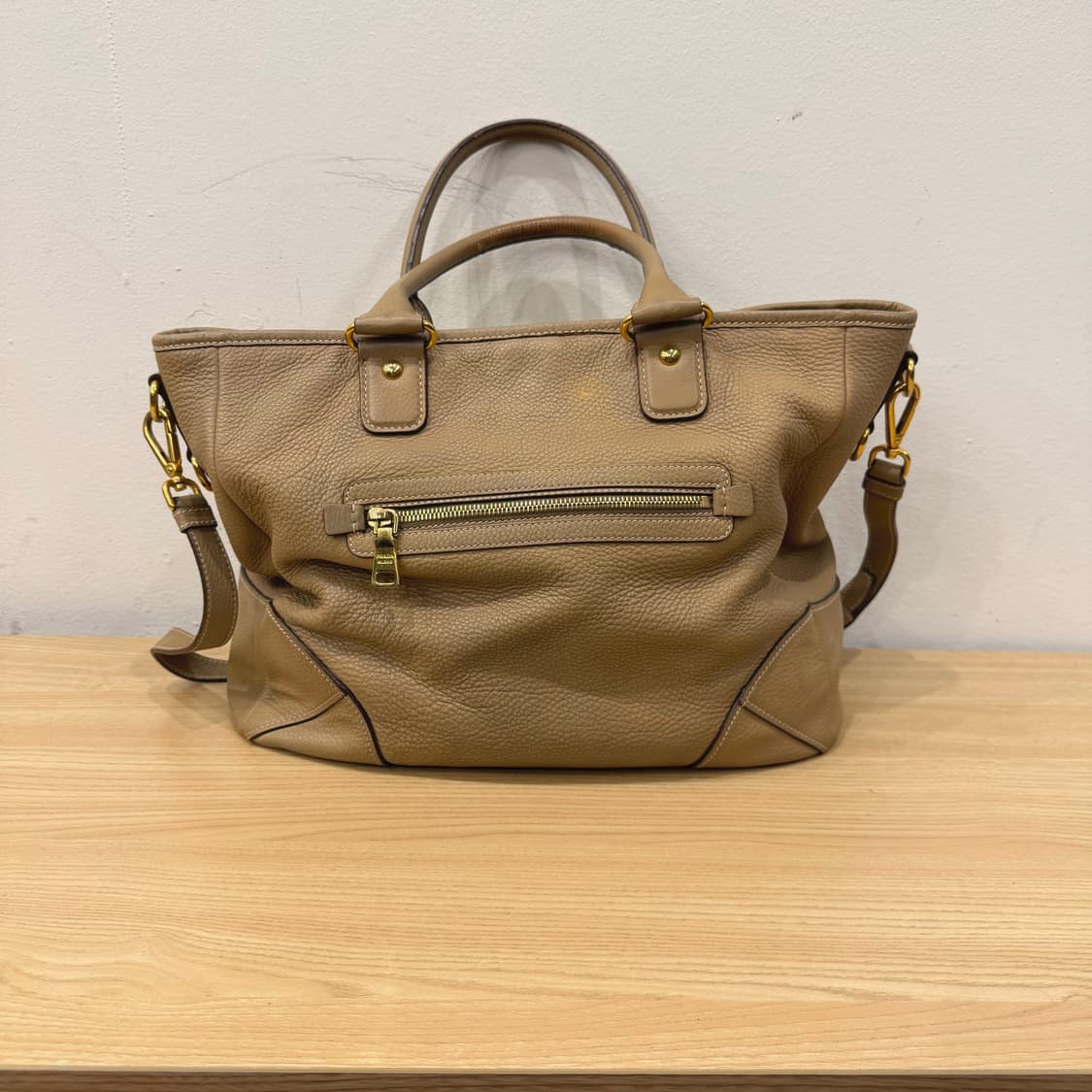 프라다 토트백 사피아노 레더 골드 삼각 로고 디테일 베이지 핑크 상품이미지2