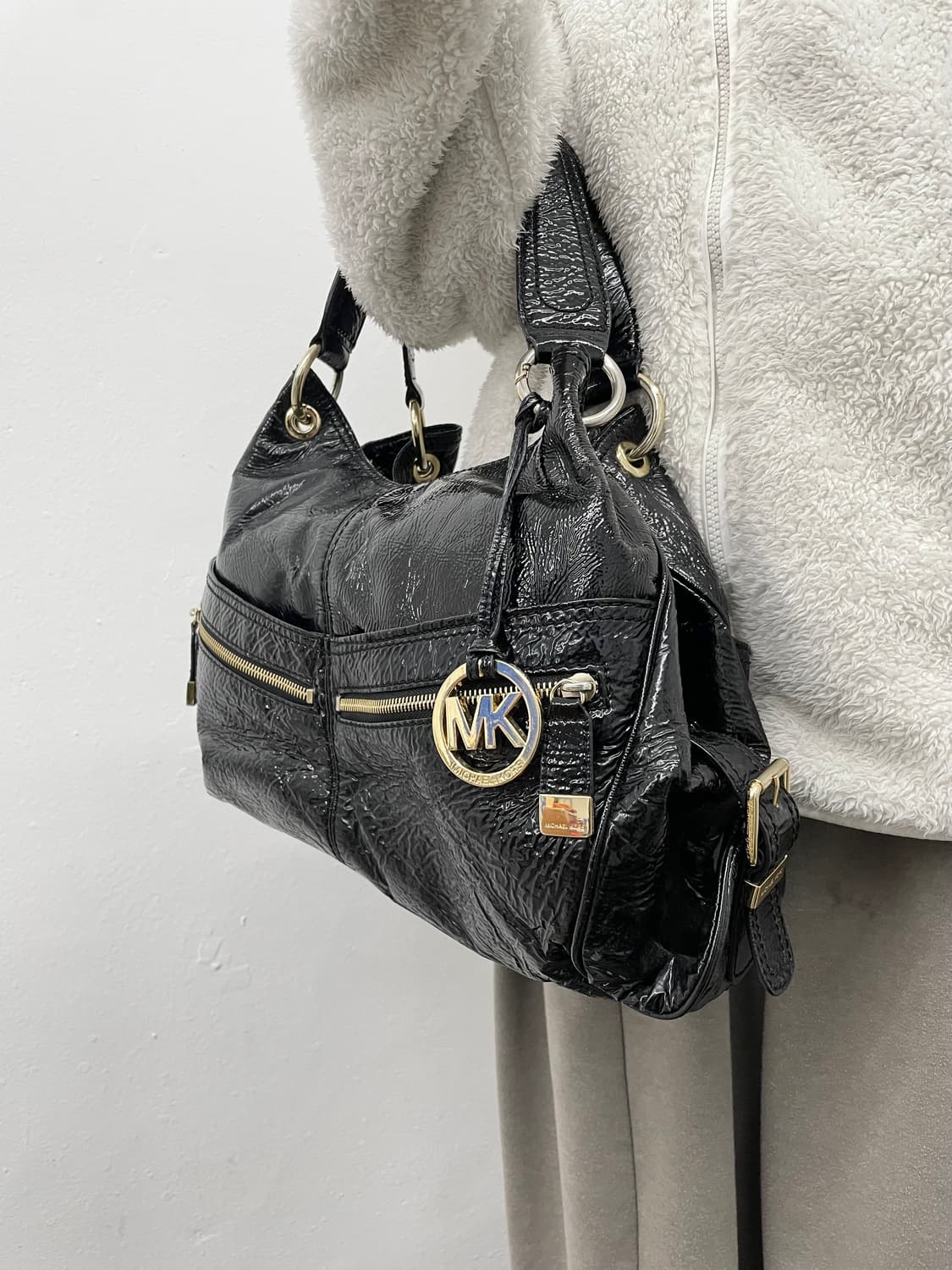 마이클코어스 락시크 금장 호보백 상품이미지4