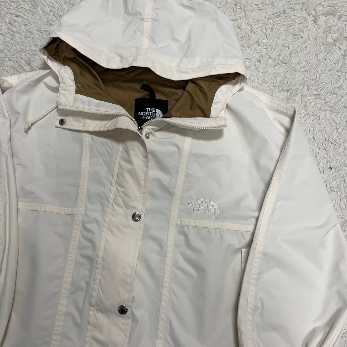 The North Face cream windbreaker 상품이미지5