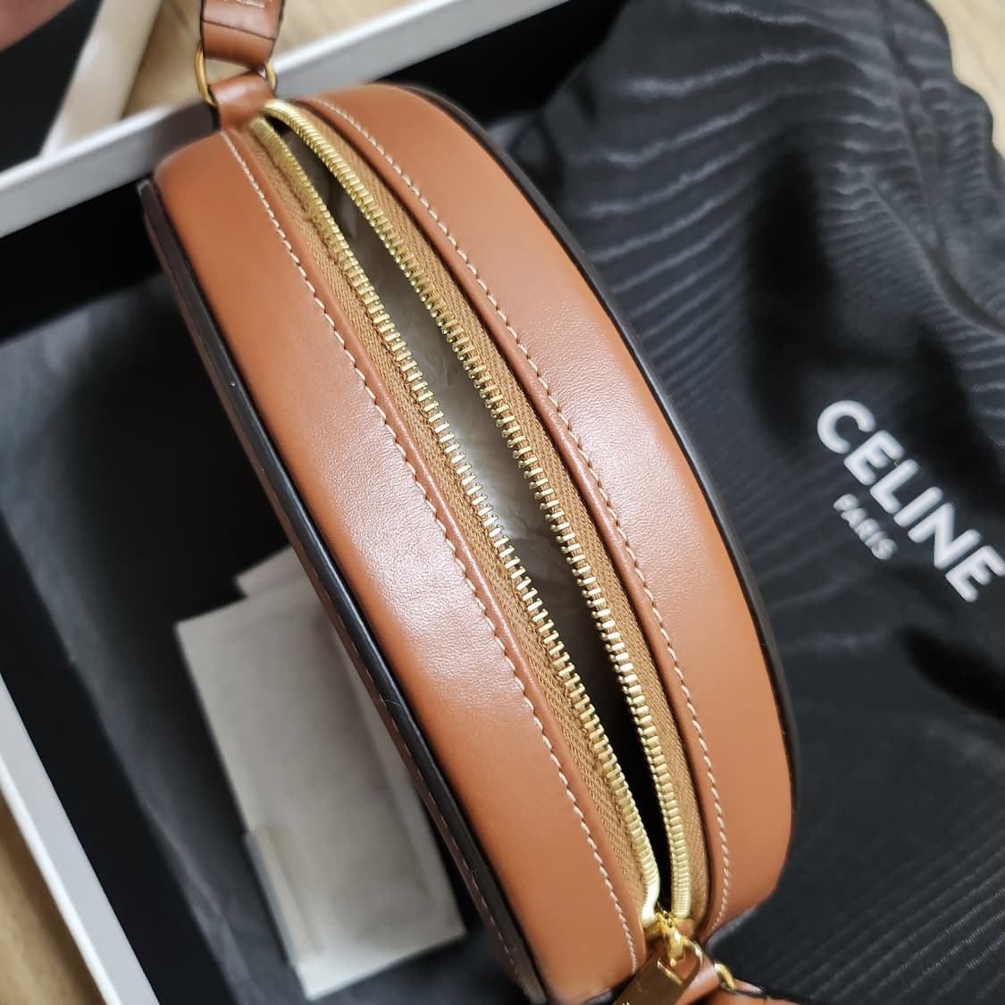 셀린느 트리오페 오벌 펄스 크로스백 탄 상품이미지3