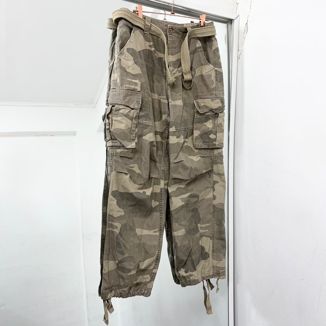 벨티드 카모 와이드 카고 팬츠 상품이미지4