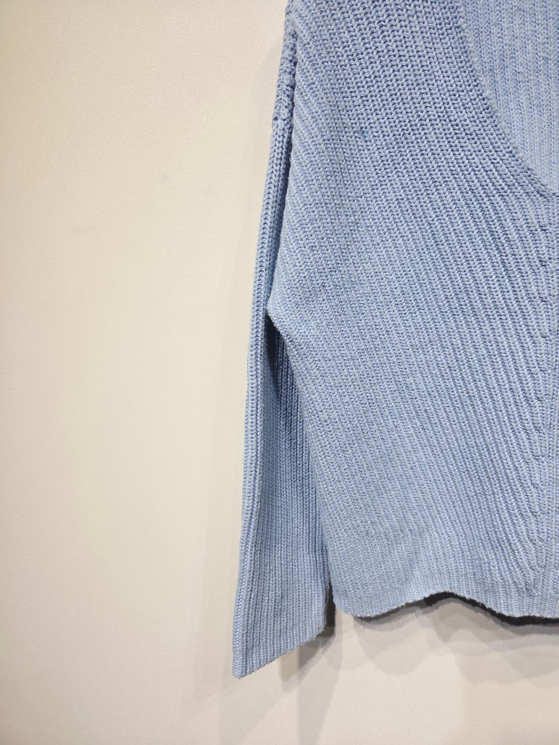 띠어리(Theory) 라이트 블루 브이넥 골지 니트 상품이미지4
