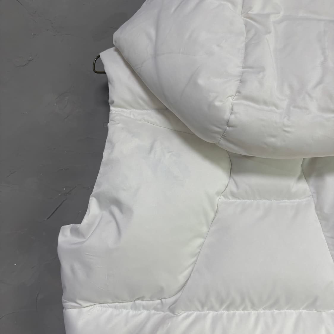 데상트 덕다운 패딩조끼 화이트 상품이미지4