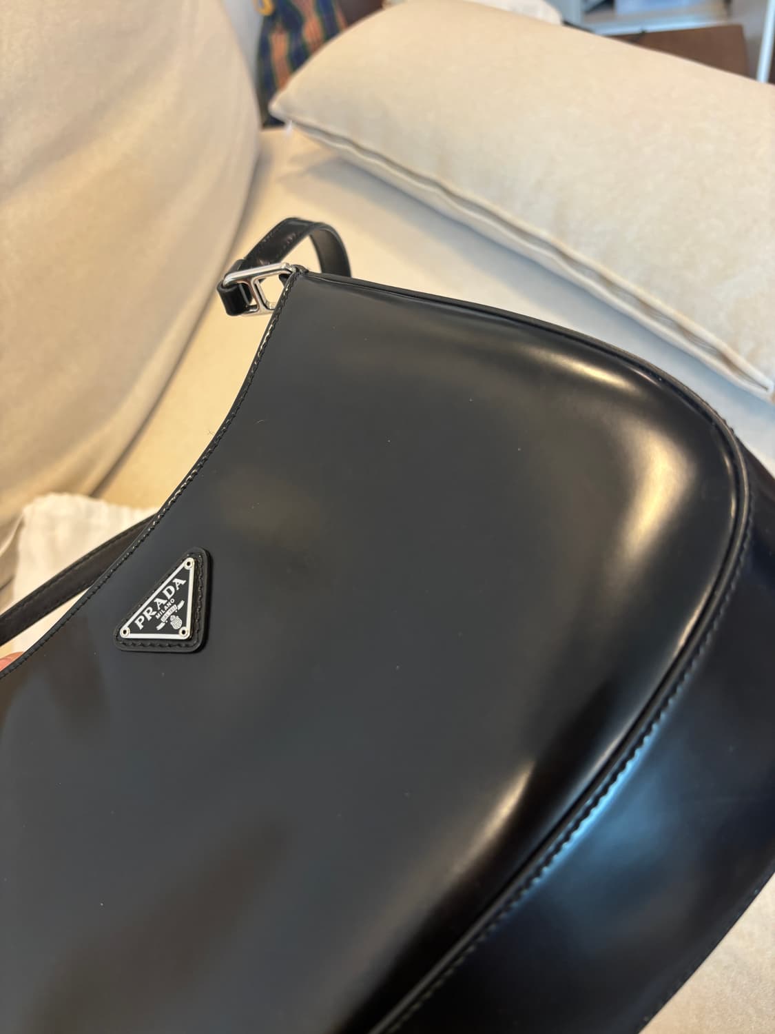 프라다 클레오 브러시드 레더 숄더백 상품이미지4