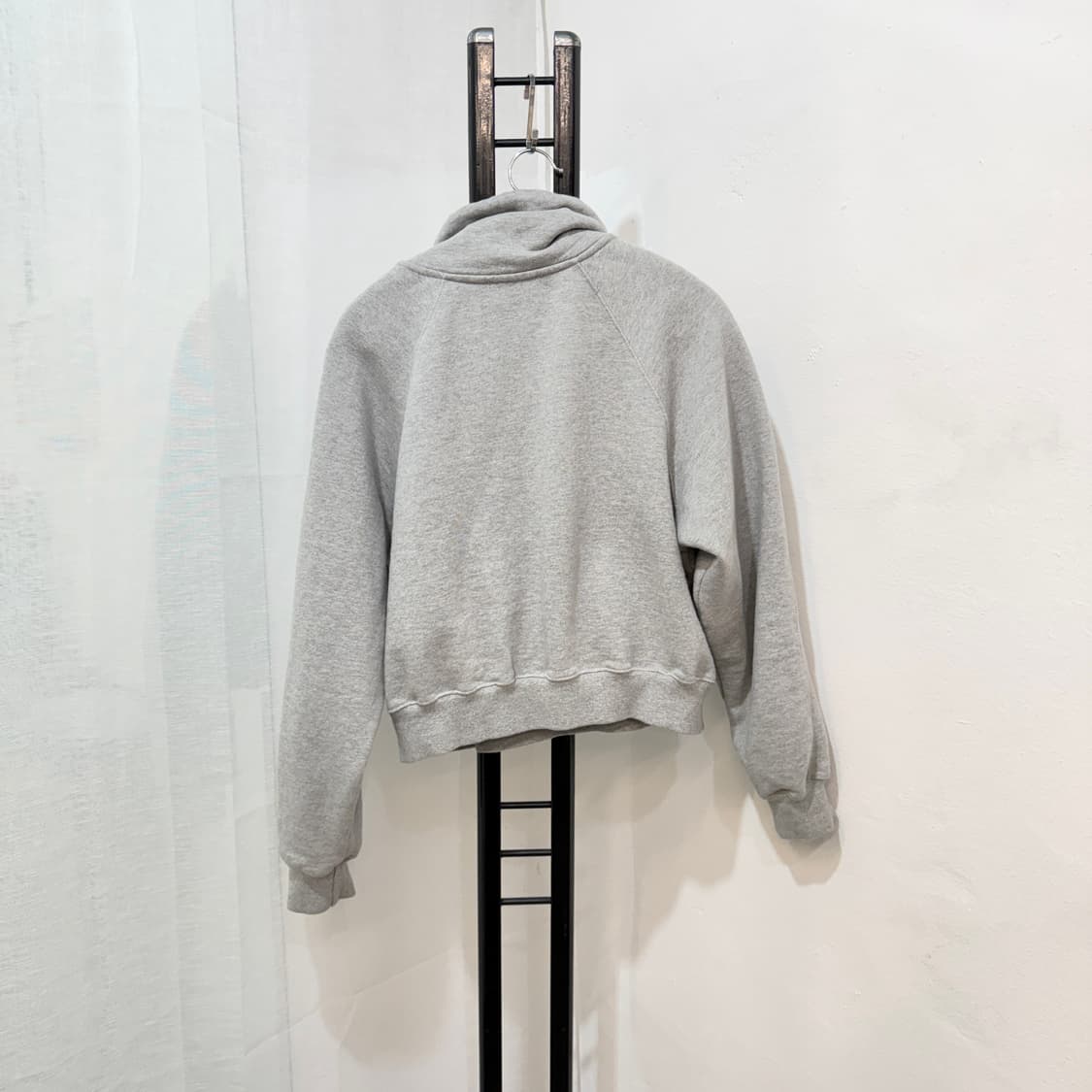 틸아이다이 그레이 하이넥맨투맨 스웻셔츠 3926 상품이미지3
