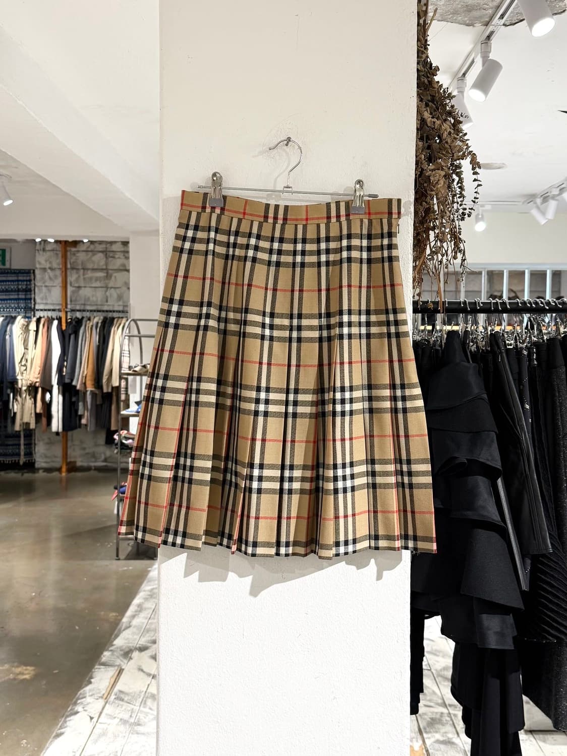 버버리 베이지 노바체크 플리츠 미디스커트 상품이미지1