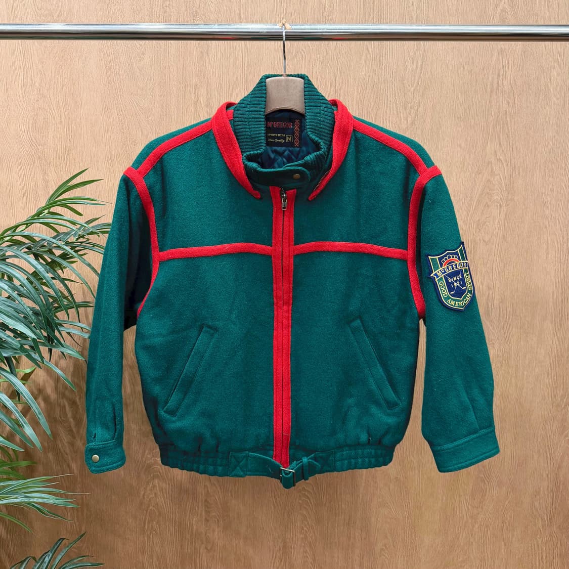 맥그리거 집업 자켓 레드 배색 파이핑 라인 로고 패치 디테일 그린 상품이미지1