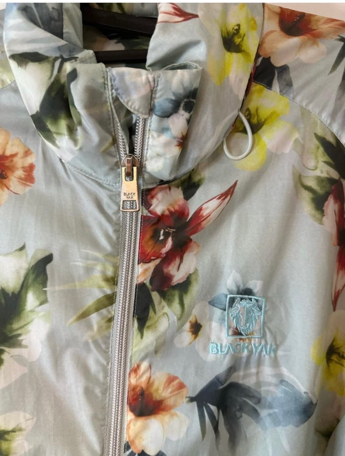 블랙야크 플라워 패턴 바람막이 자켓 상품이미지3