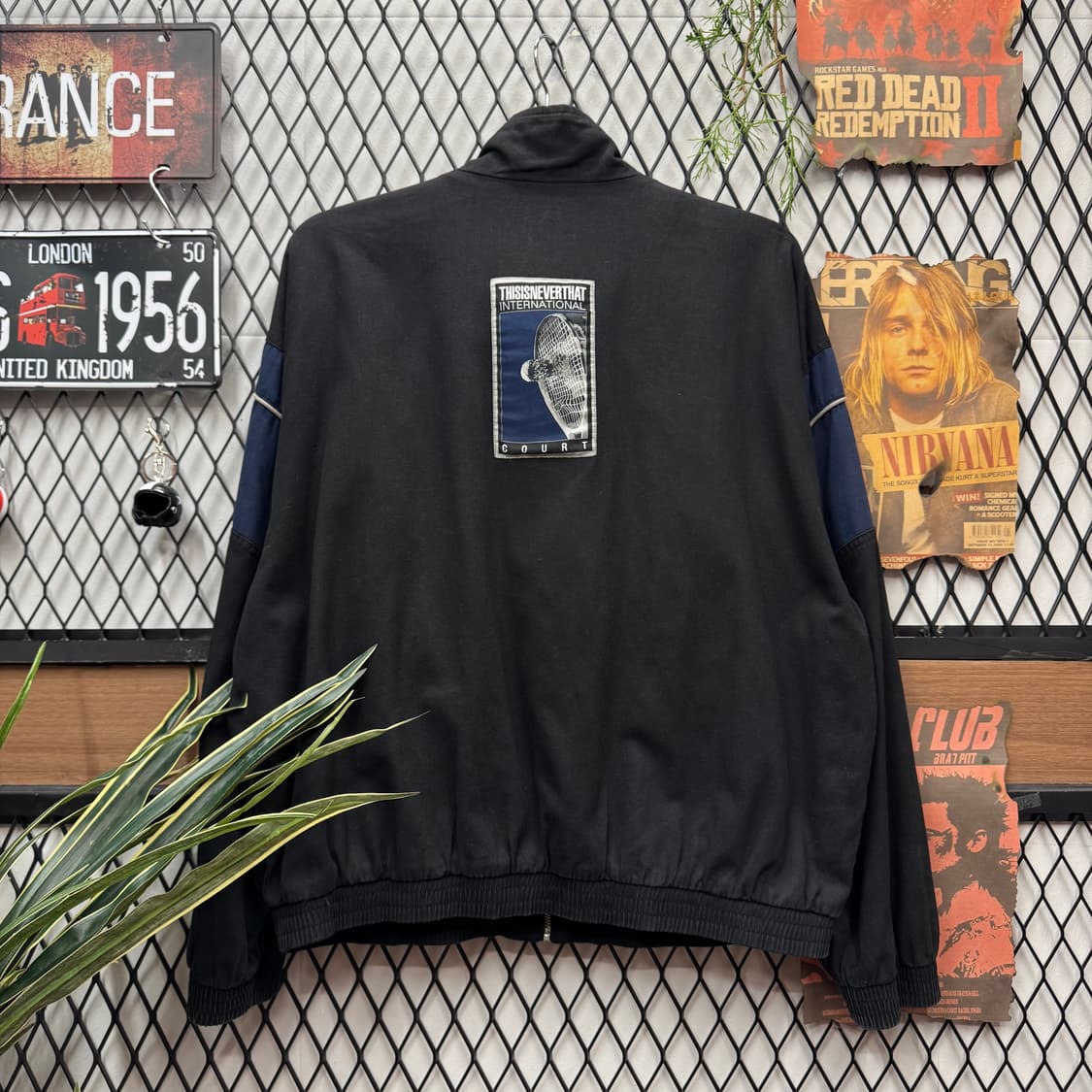 디스이즈네버댓 바람막이 후면 그래픽 프린팅 포인트 블랙 상품이미지2