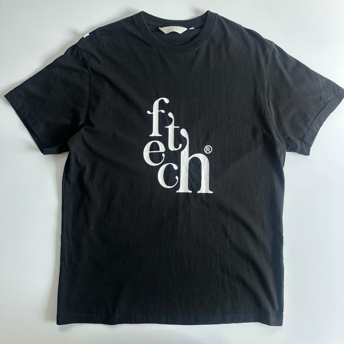 Fetch 패치 썬데이 스펠 로고 반팔티 상품이미지3