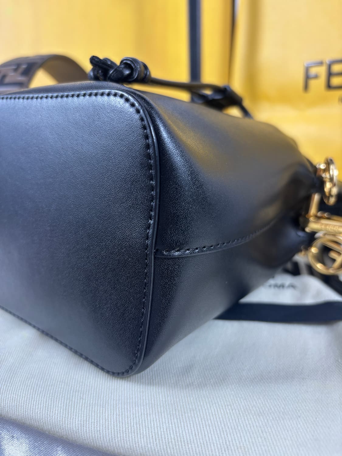 (새상품급/풀구성)펜디 몬트레조 버킷백+미니 스트랩유 상품이미지5