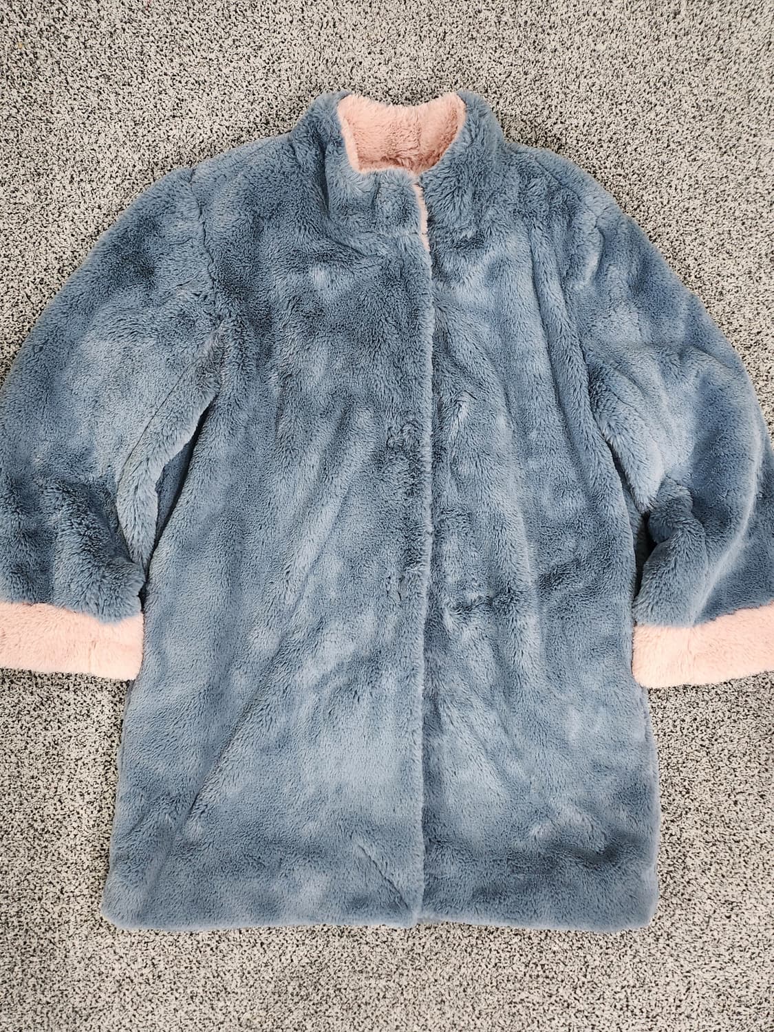 블루 & 핑크 배색 페이크 퍼 코트 상품이미지1