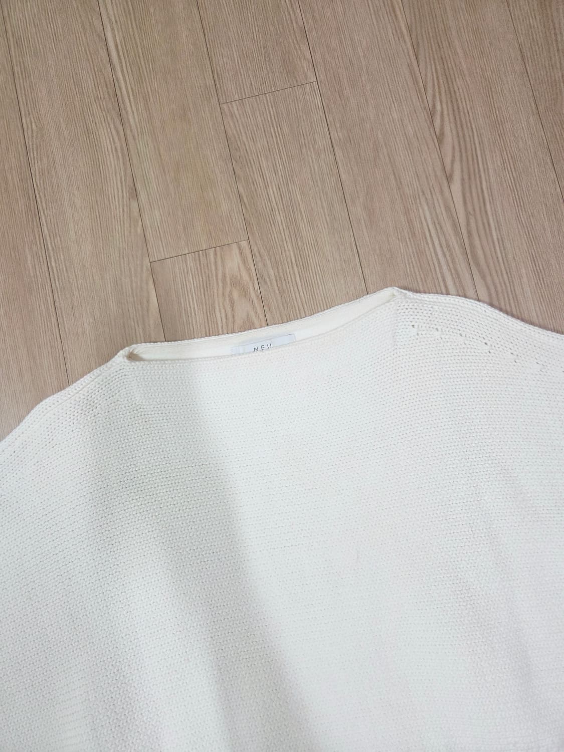 조널 스탠다드 화이트 오버 숄 스타일 크롭 니트 상품이미지2