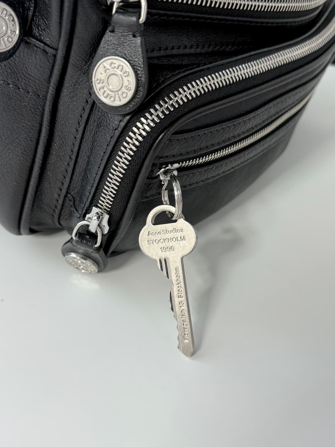 아크네 스튜디오 CAMERO 파티 숄더 백 상품이미지5