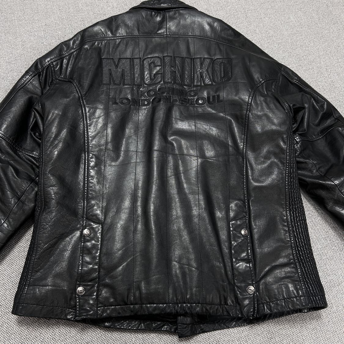 미치코코시노 런던 90s 빅로고 레더자켓 상품이미지3