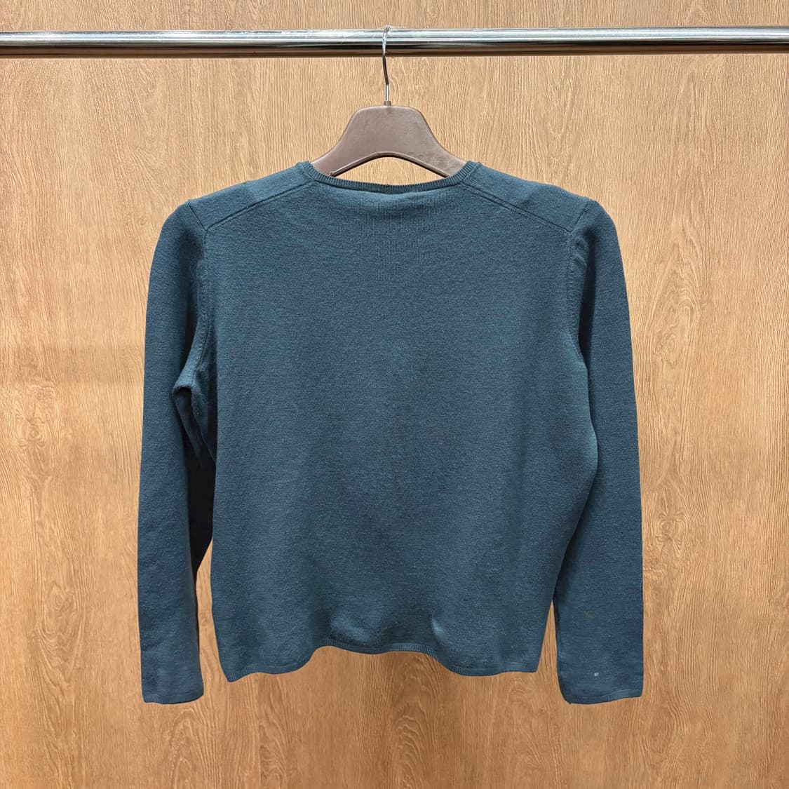 프라다 레귤러핏 라운드넥 긴팔 크롭 니트 미니멀 솔리드 디테일 차콜 상품이미지3