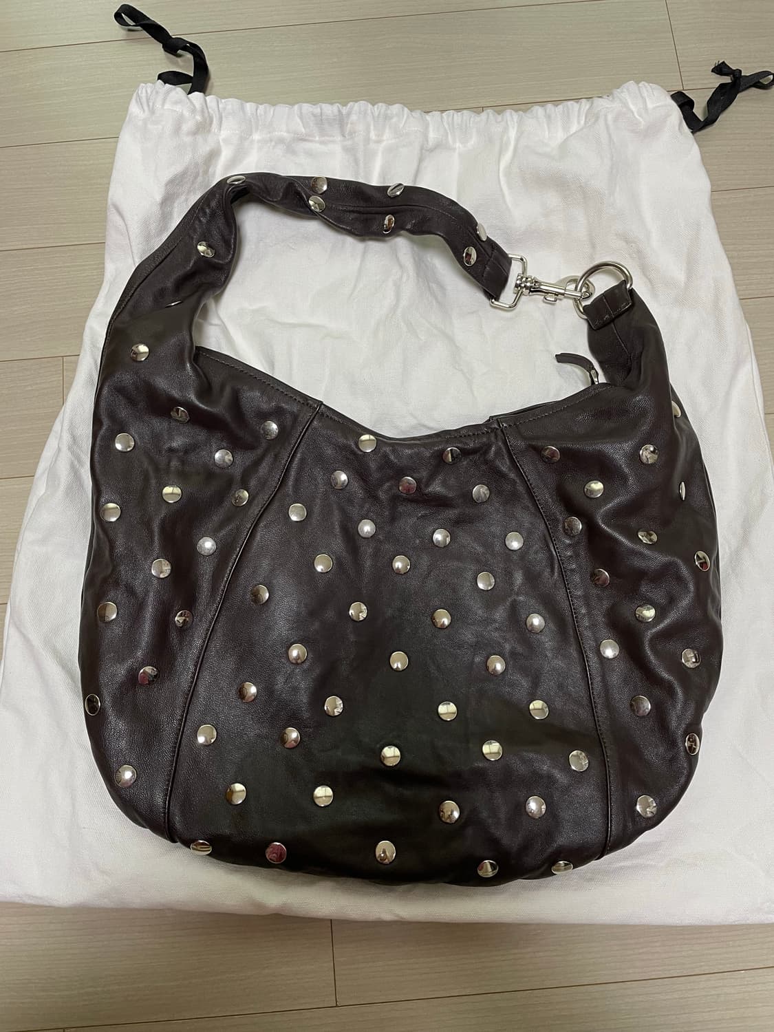 기마구아스 가죽 스터드 숄더백 상품이미지2