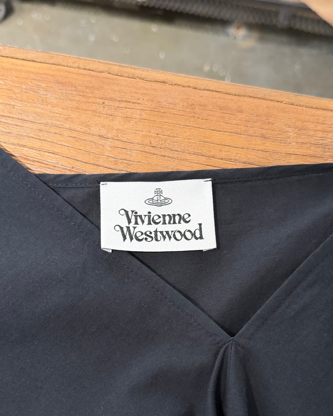 비비안웨스트우드 블랙 브이넥 언발란스 드레이프 백리본 탑  상품이미지7