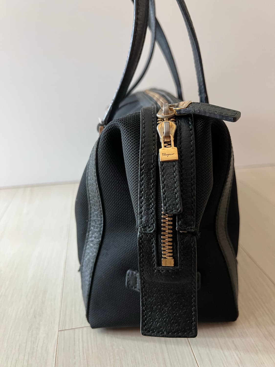  페라가모 블랙 캔버스 가죽 트림 핸드백 상품이미지2