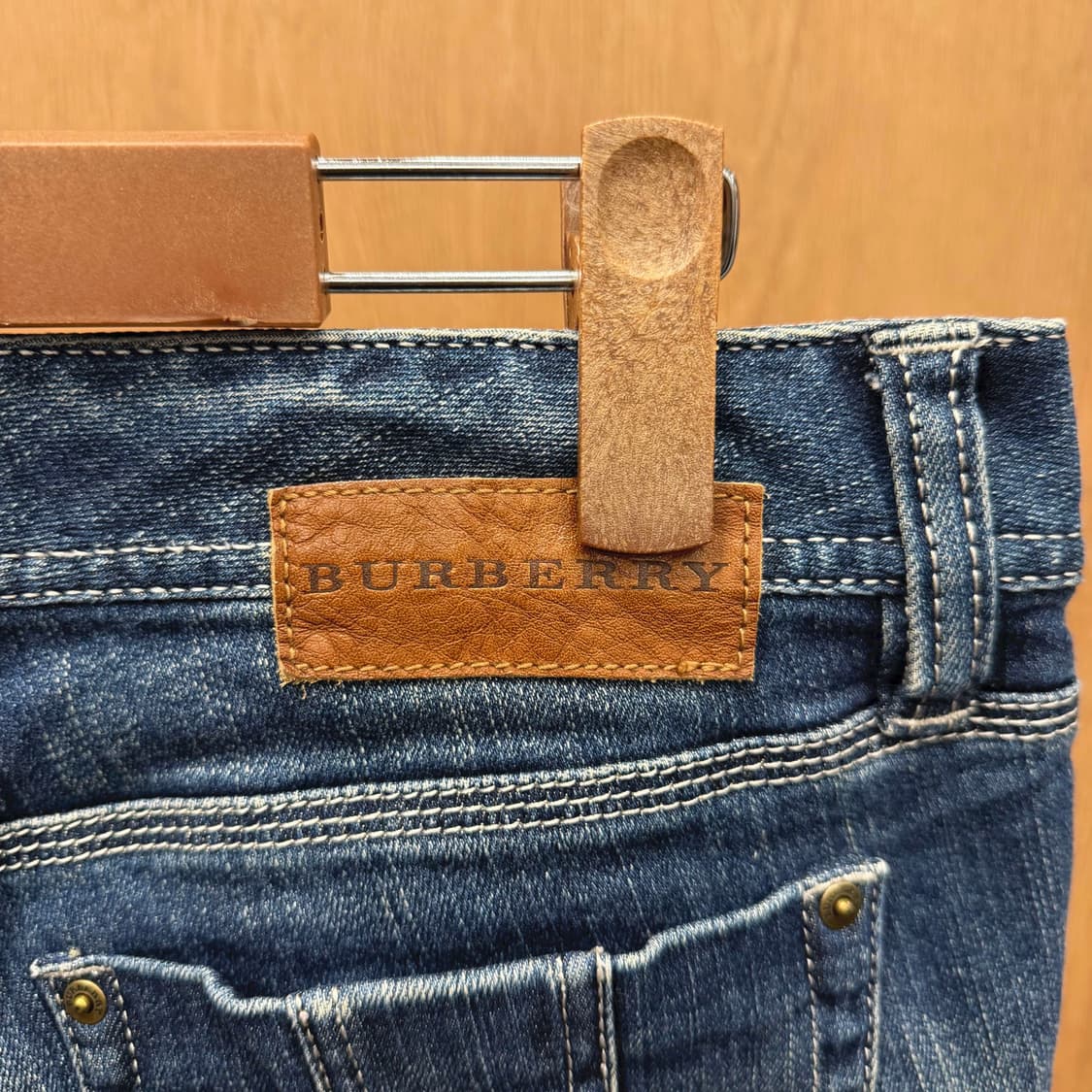 버버리 데님 팬츠 캣워싱 페이딩 버튼 탭 디테일 슬림 페이퍼드핏 중청 상품이미지6