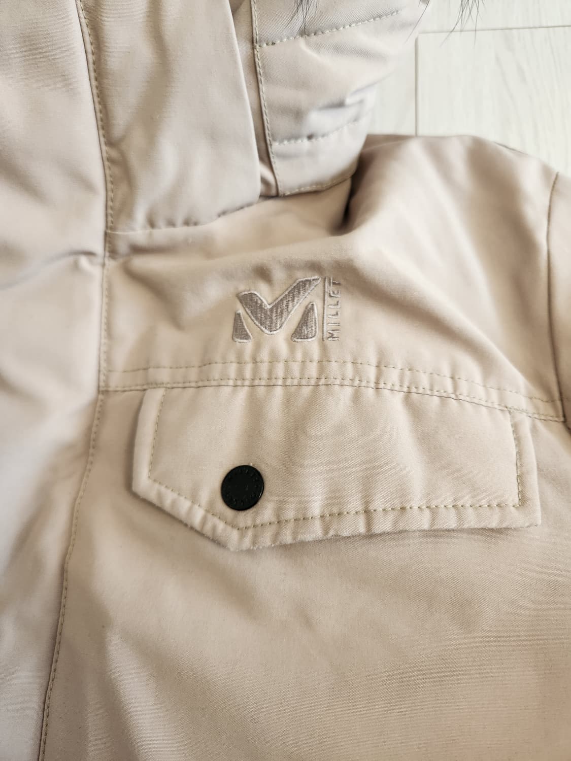 밀레 베이지 여성 덕다운 숏패딩 사이즈 95(M)

사진색감이 이상한데  상품이미지2