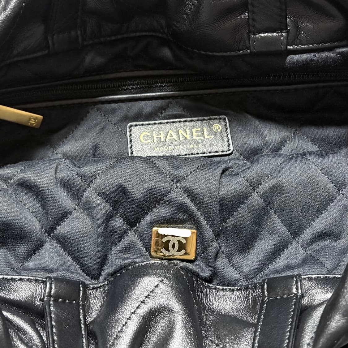 [거의 새제품] 정품 샤넬 22백 미듐 블랙 금장 체인 (숄더백/백팩) 상품이미지3